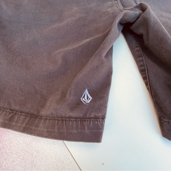 VOLCOM SIZE 33 flat front shorts.                                          Sh046 - Picture 5 of 5
